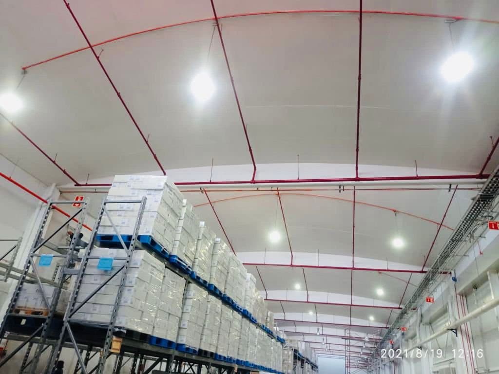 Iluminación industrial con campanas LED en almacén